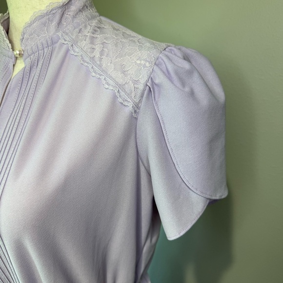 Vintage Jane Baar New York Lavender Midi Dress w/ Lace Shoulders & Pearl Button - Picture 3 of 9